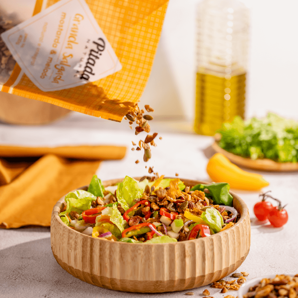 Granola Salgada servida na salada